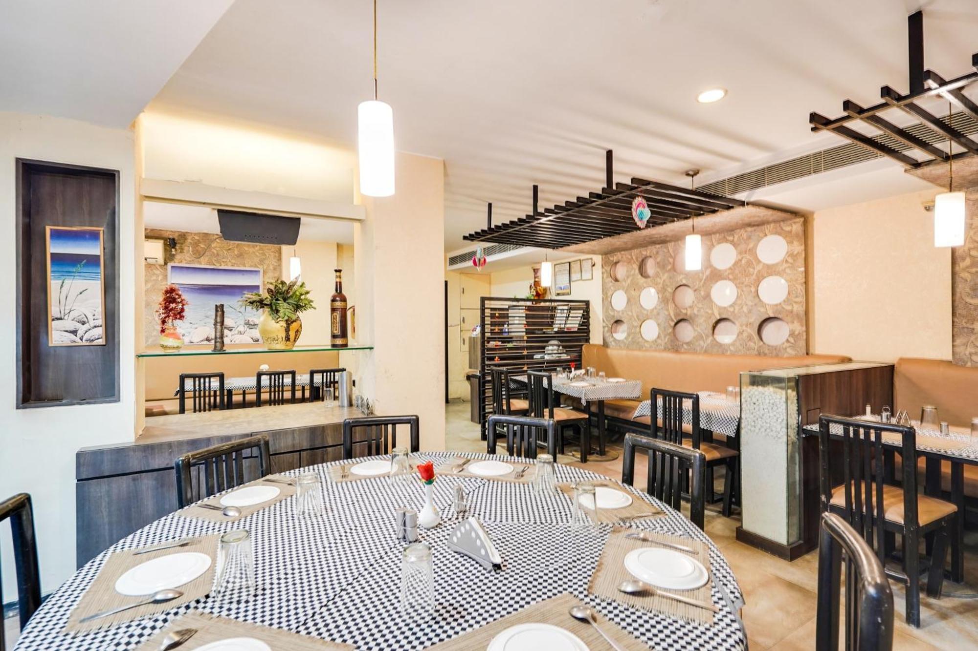 Palette Country Club Surat Hotel Exterior foto