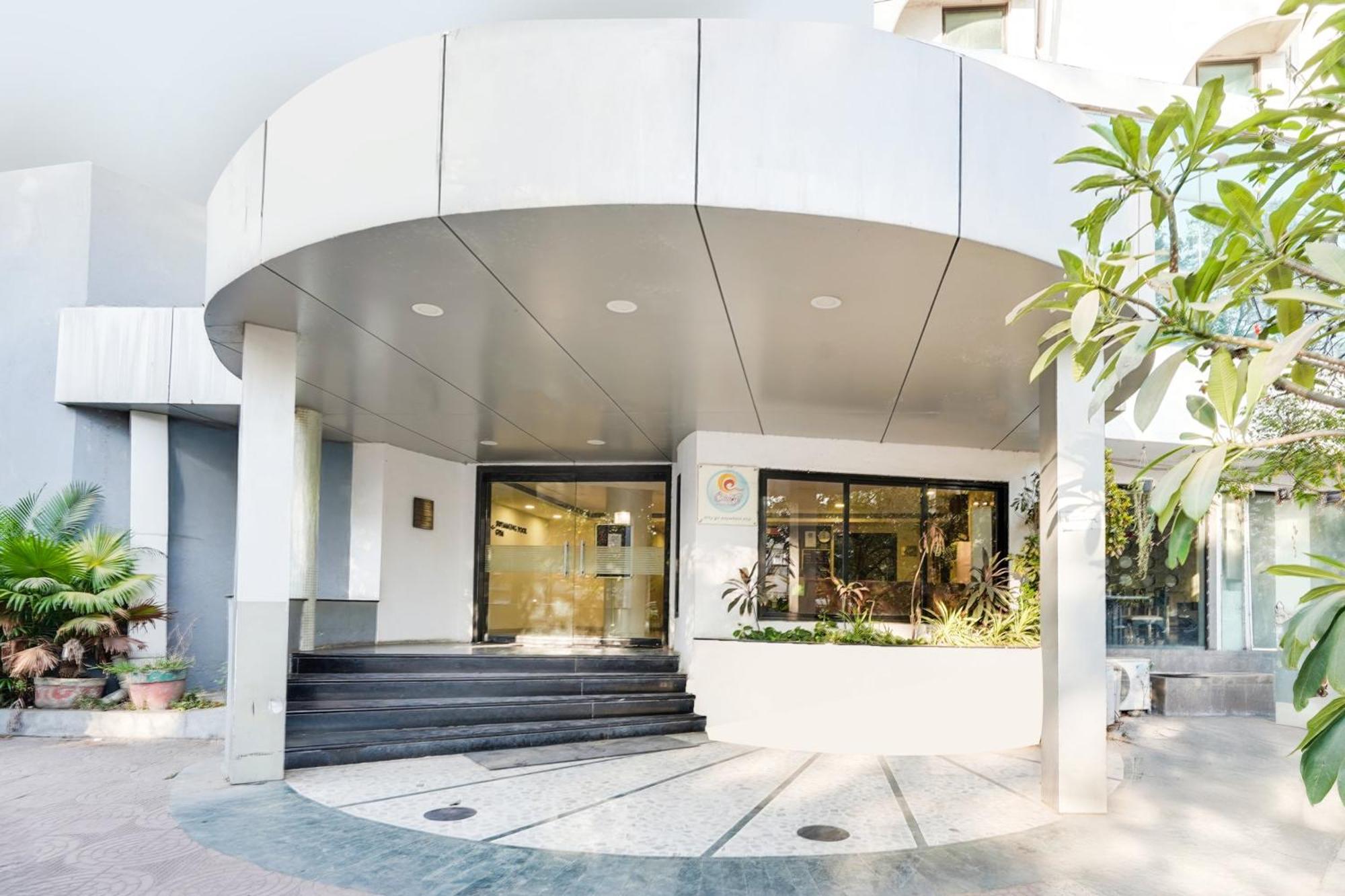 Palette Country Club Surat Hotel Exterior foto