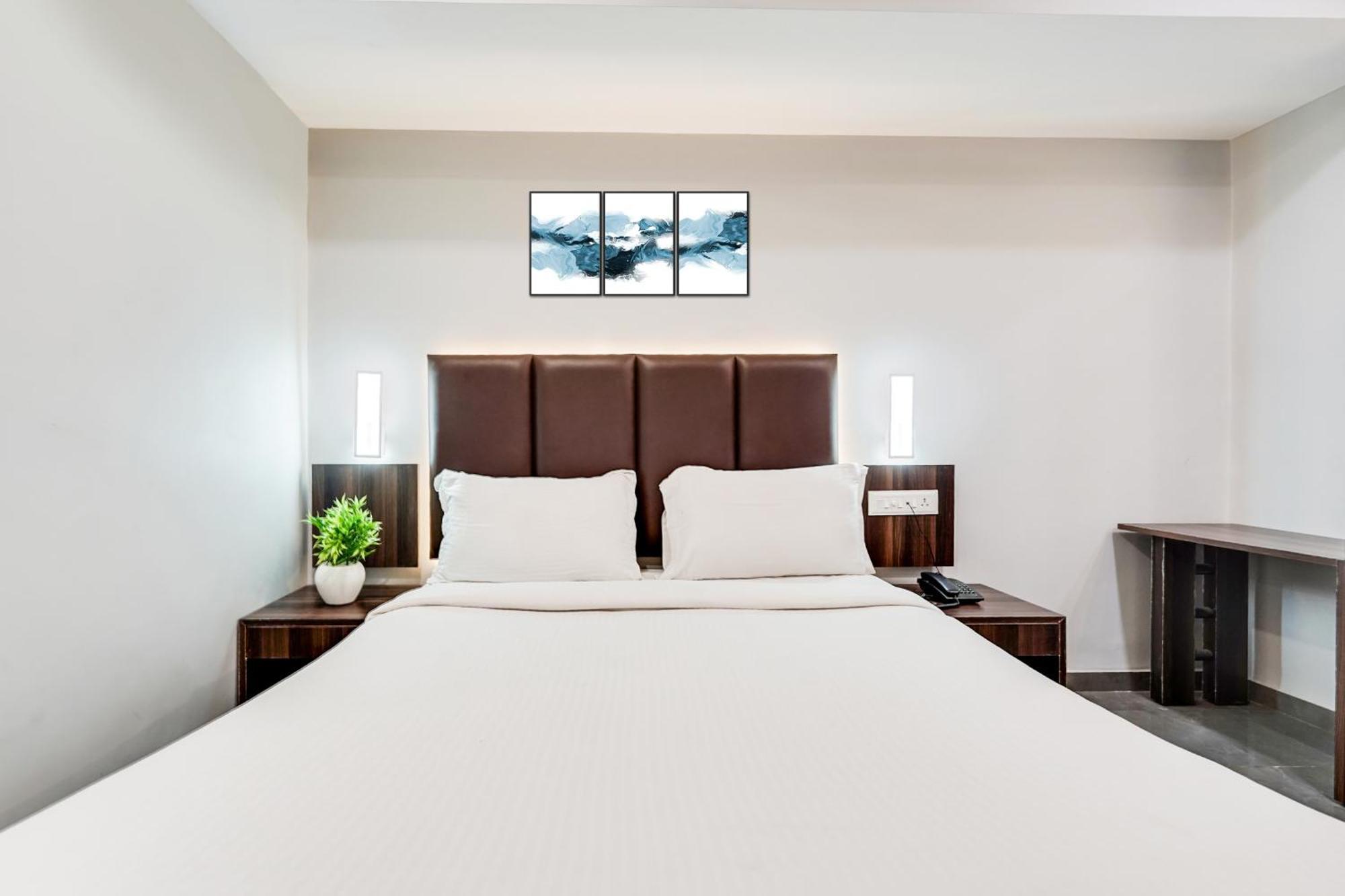 Palette Country Club Surat Hotel Exterior foto