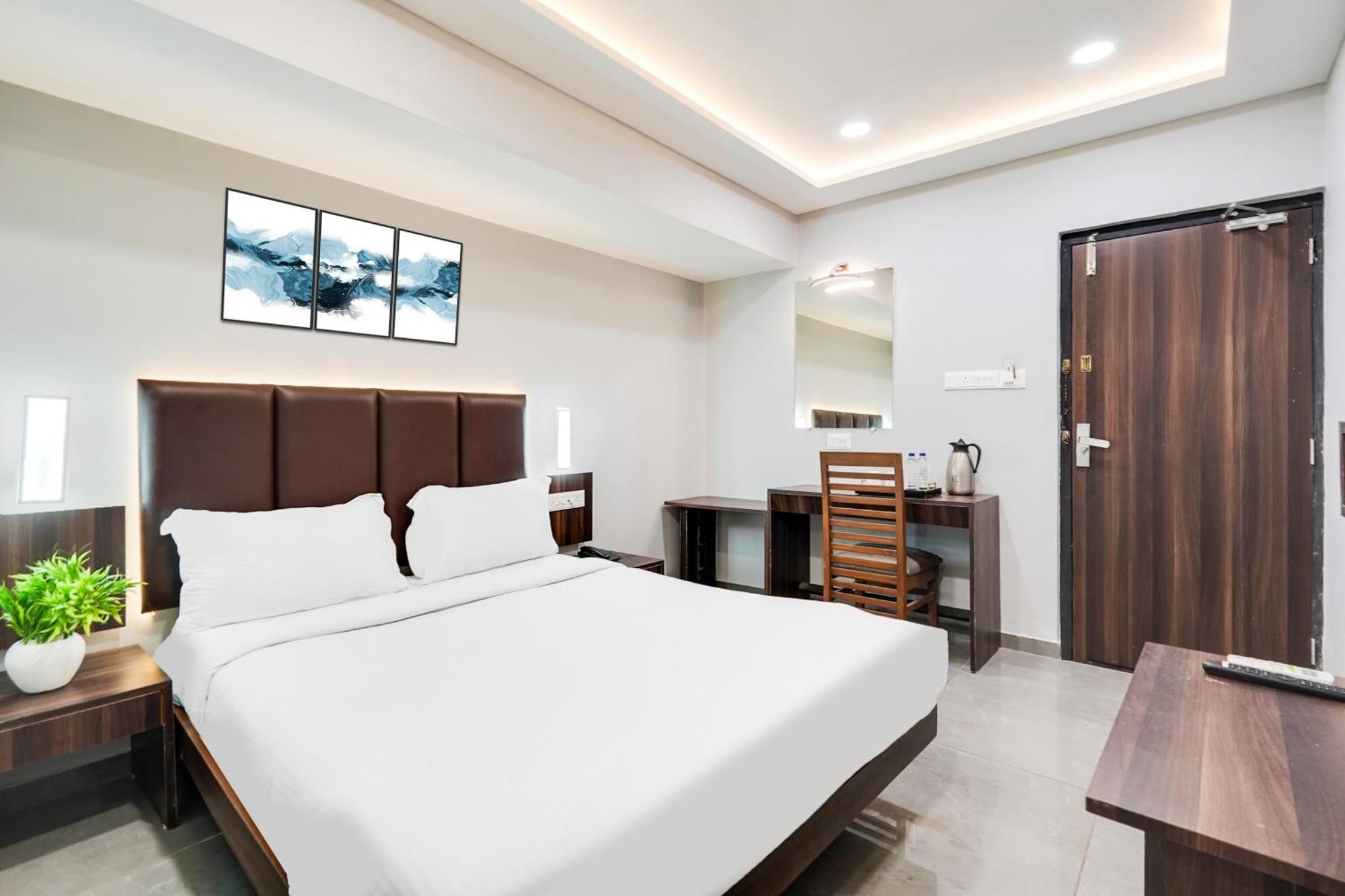 Palette Country Club Surat Hotel Exterior foto